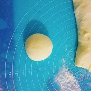 取面团出来手抓点干粉，再次揉至排气，切小剂子，搓圆成馒头胚。