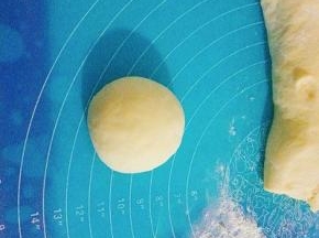 取面团出来手抓点干粉，再次揉至排气，切小剂子，搓圆成馒头胚。