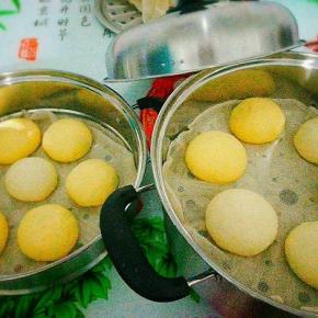 依次做好，放蒸笼里醒发10~15分钟，馒头明显增大即可