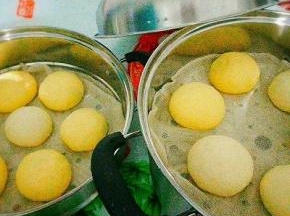 依次做好，放蒸笼里醒发10~15分钟，馒头明显增大即可