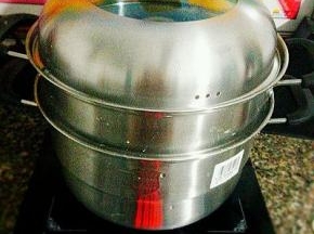 冷水上锅蒸，电磁炉按蒸煮键