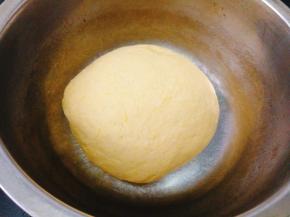 上手揉光滑面团，包上保鲜膜进行发酵。