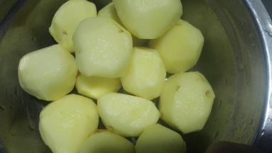 采用小土豆去皮再改刀对半切，上锅蒸熟