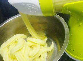 蒸好的土豆捣成泥