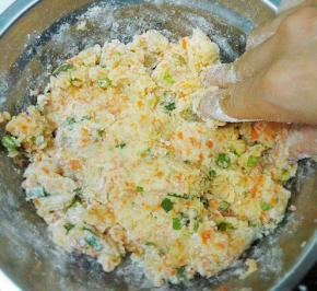 加胡萝卜渣，葱，鸡粉，盐，胡椒粉，糯米粉和成团，能和团即可