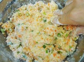加胡萝卜渣，葱，鸡粉，盐，胡椒粉，糯米粉和成团，能和团即可