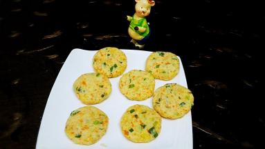 用手先搓圆再轻轻压成饼状，记住不要太薄哦