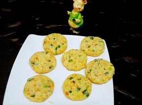 用手先搓圆再轻轻压成饼状，记住不要太薄哦