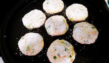 电饼铛刷上适量油，把饼依次放入