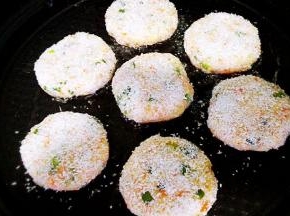 电饼铛刷上适量油，把饼依次放入