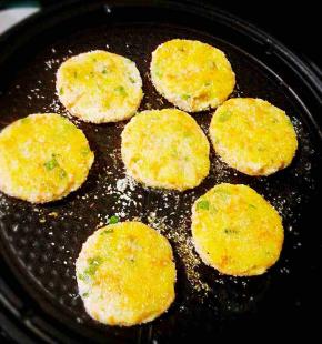 煎另一面金黄再翻面，轻轻翻面哦