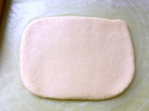 另取一张油纸，将原色面团擀成跟可可面团大小相同的长方形