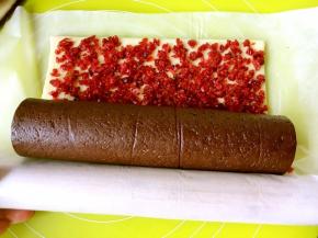 将面片卷起来，一定要卷紧，可以借助擀面杖反转的方法卷起来