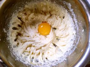 加入另外一颗蛋黄，打发均匀