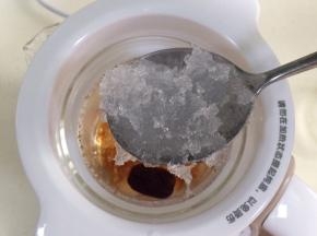继续加入雪燕，盖上盖子，炖至结束即可关闭电源。