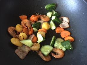 再放入黄瓜炒软