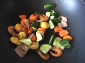 再放入黄瓜炒软
