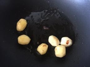 放入小土豆煎炒