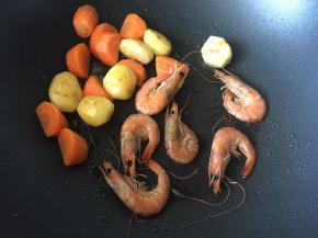 胡萝卜变软微黄就放入虾一起煎炒