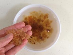 把桃胶杂质去掉，冲洗干净。