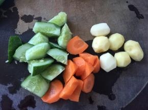 小土豆去皮洗净、胡萝卜去皮和黄瓜洗净切成大块
