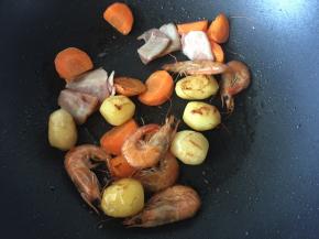 然后放入培根一起翻炒，使其入味