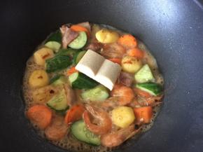 再放入两块好侍西趣奶炖