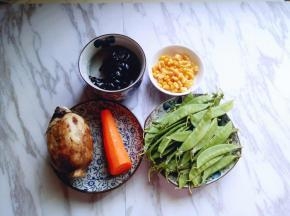 准备食材，干木耳放入碗里，冷水冲洗两遍，再次加入冷水将木耳自然泡发。