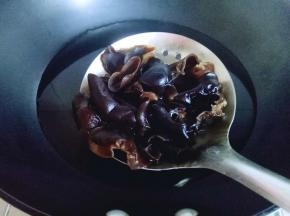 泡发的木耳焯水，锅中加入水，大火烧开，倒入泡发的木耳，1分钟后捞出立即过冷水。