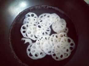 莲藕片焯水: 锅中加入水，大火烧开，放入切好的藕片，2分钟后捞出，立即过冷水。