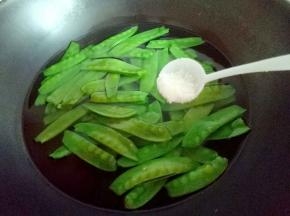 荷兰豆焯水: 锅中加入水，大火烧开后倒入荷兰豆，加入一勺盐，(这种焯水方法可以保持绿色蔬菜的翠绿色。)1分钟后捞出立即过冷水。