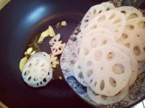 倒入焯过水的藕片。