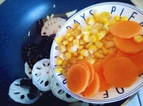 加入胡萝卜片和玉米粒。