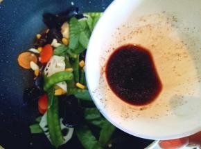 将调料汁倒入锅中，大火快速翻炒。