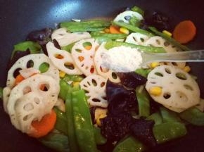 加入一勺鸡粉提鲜。