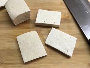 豆腐洗净后切成1cm厚的块。