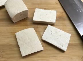 豆腐洗净后切成1cm厚的块。