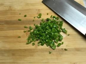 青椒洗净去籽后切细粒。