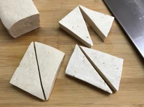 再把豆腐块对切成三角形。