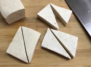 再把豆腐块对切成三角形。