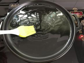 烤盘放油刷匀。