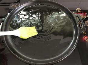 烤盘放油刷匀。