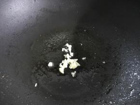 锅中放少许油下蒜爆香。