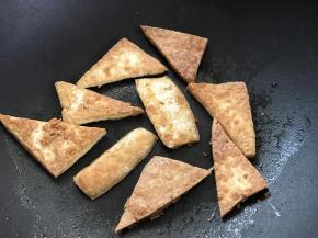 转小两面煎成金黄色的硬皮。