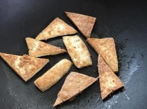 转小两面煎成金黄色的硬皮。