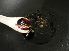 加入生抽和海鲜酱。