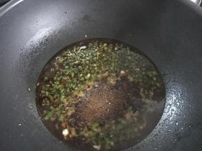 加少许开水放糖调味后放入青椒粒。