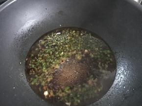 加少许开水放糖调味后放入青椒粒。