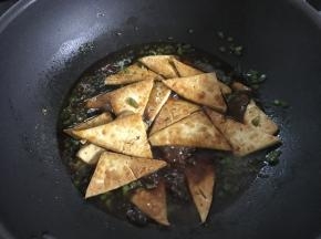 煮开后放入豆腐块，大火收汁。