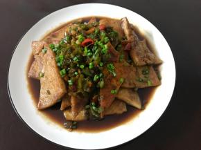 出锅后撒入香葱即可。